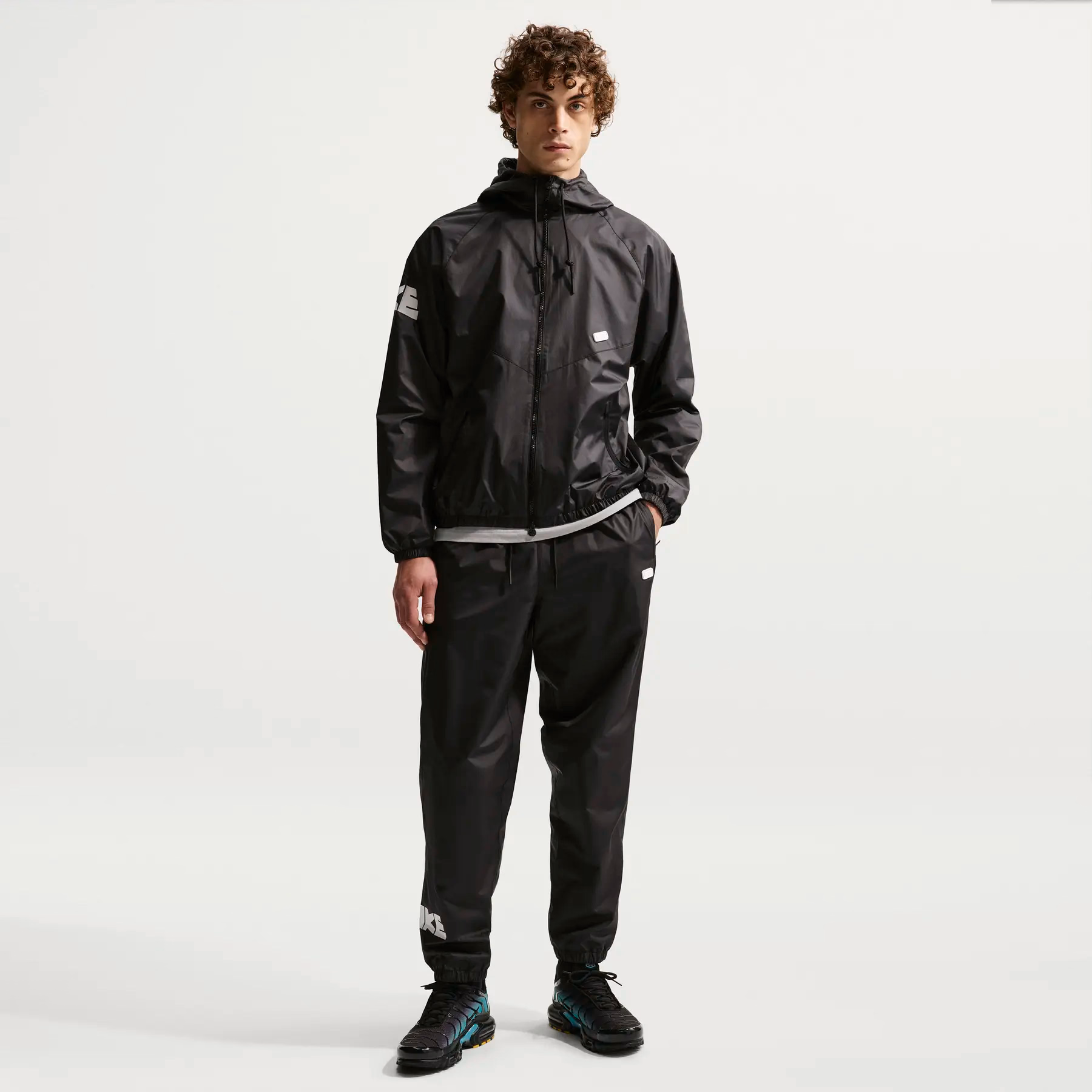 Вітровка чоловіча Nike Windrunner Men's Graphic Woven Jacket IF0876-010 — основне фото