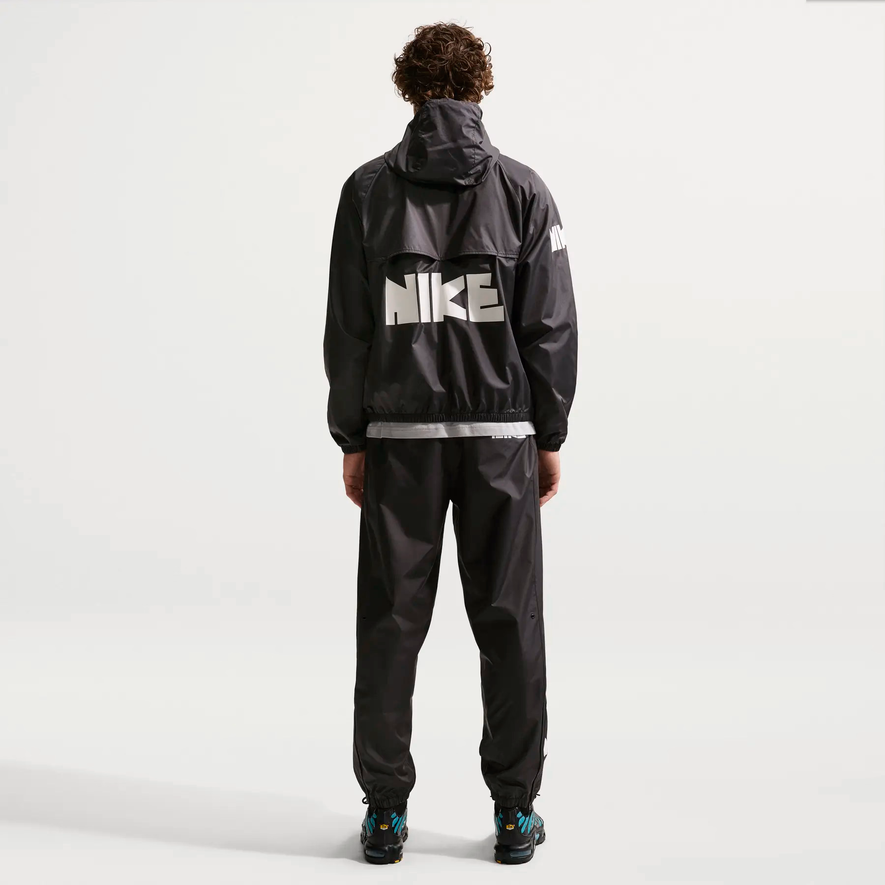 Вітровка чоловіча Nike Windrunner Men's Graphic Woven Jacket IF0876-010 — фото 3