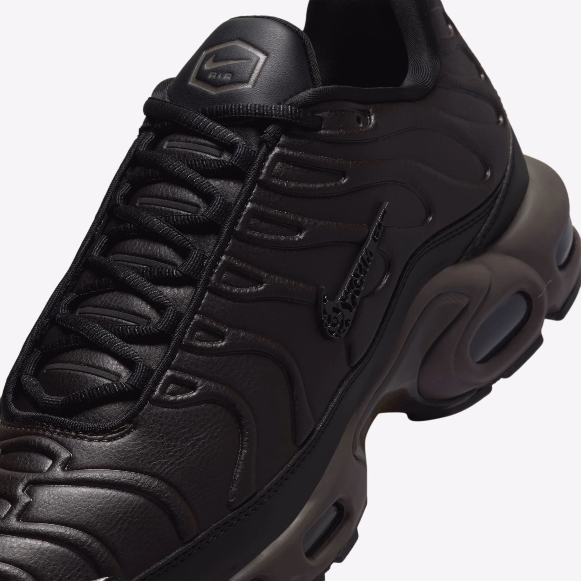 Кросівки чоловічі Nike Air Max Plus Paris Lifestyle Shoe Black HJ4519-200 — фото 4